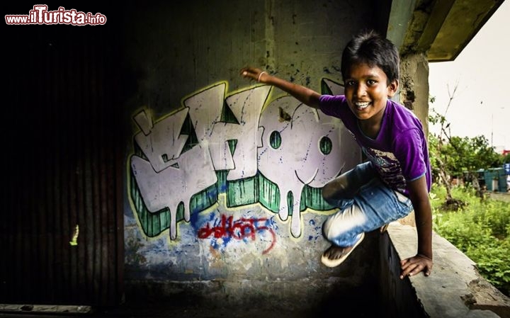 Ragazzo mentre sta giocando a Kolkata, una delle città dell'India - ©  www.tpoty.com - Foto di Gavin Gough