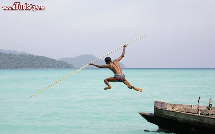 Pescatore in azione nelle isole Andamane (Glofo del Bengala) in India - ©  www.tpoty.com - Foto di Cat Vinton