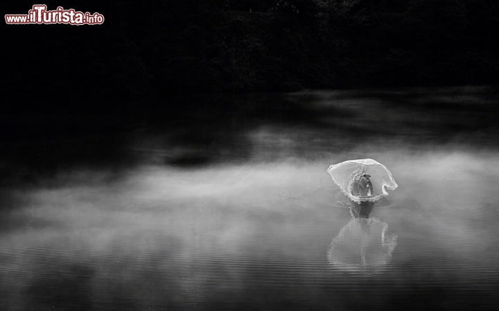 un pescatore sul Dong Jiang River a Hunan, in Cina, getta la sua rete - ©  www.tpoty.com - Foto di Jino Lee