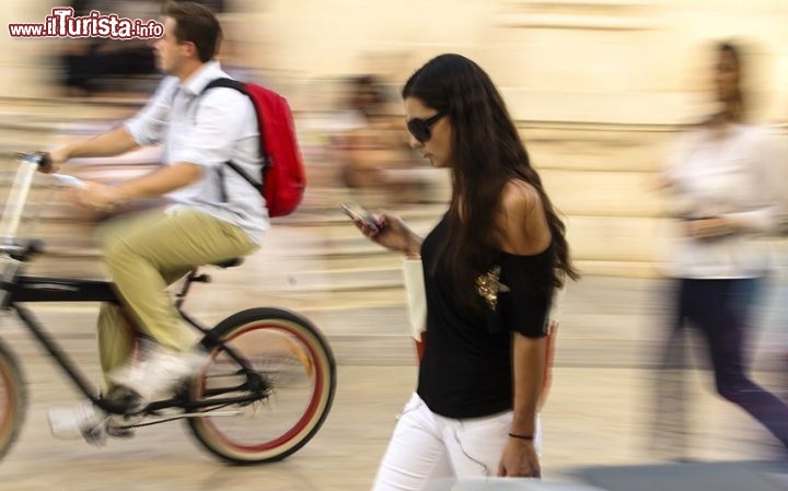 Ragazza lungo il corso principale di Dubrovnik, la città Patrimonio dell'UNESCO della Croazia - ©  www.tpoty.com - Foto di Jonathan Rystrom