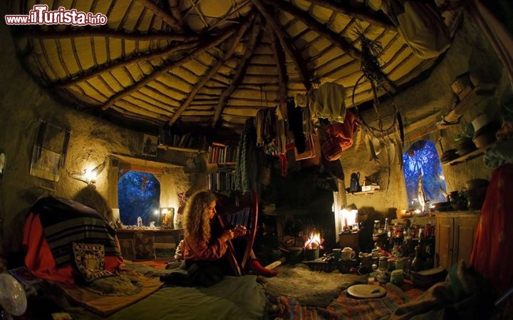Suonatrice di arpa celtica, all'interno di una capanna di fango nel Galles - ©  www.tpoty.com - Foto di Timothy Allen