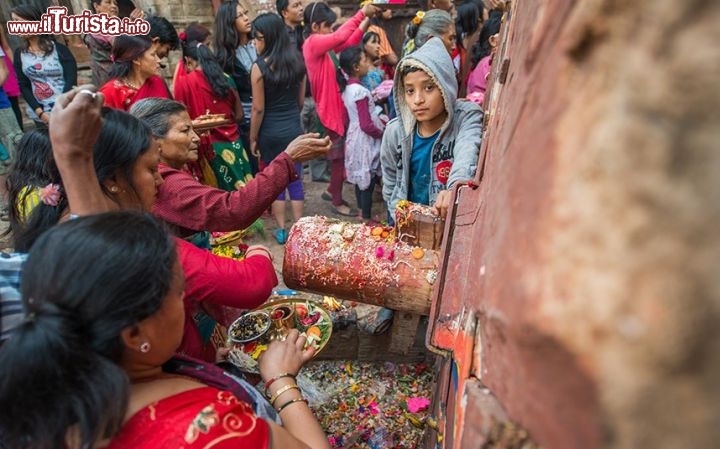 Un dettaglio colto durante un Festival a Bhaktapur in Nepal - ©  www.tpoty.com - Foto di Jovian Salak categoria Giovani