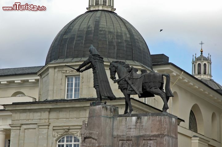 Immagine La statua di Gediminas sulla Piazza della Cattedrale a Vilnius