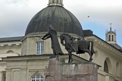 La statua di Gediminas sulla Piazza della Cattedrale ...