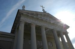 La facciata della cattedrale di Vilnius