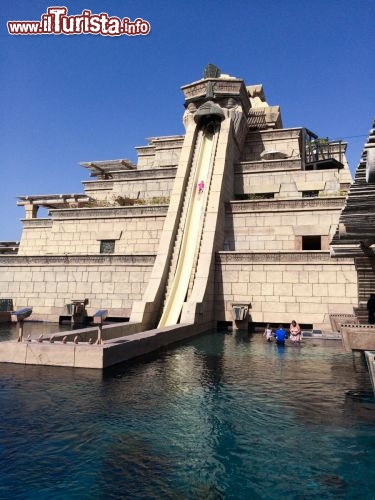 Aquaventure Waterpark con Ziggurat in perfetto stile mesopotamico che raggiunge i 30m in altezza con 7 scivoli d’acqua