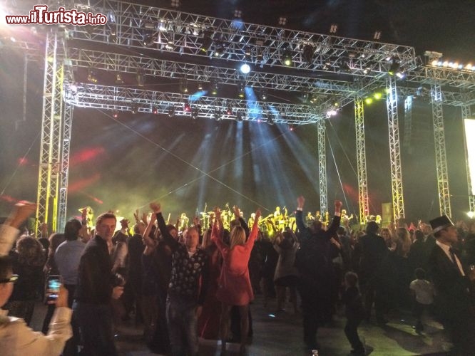 Il Capodanno dopo la cena si trasforma in divertimento con musica all’aperto