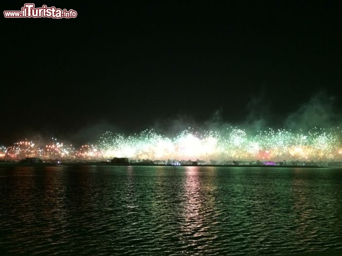 Dubai illuminata dalle migliaia di fuochi d’artificio per il Dubai World Record 2014