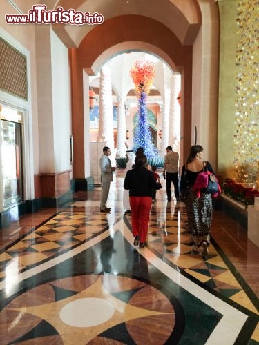 Camminando verso la hall dell’Hotel Atlantis