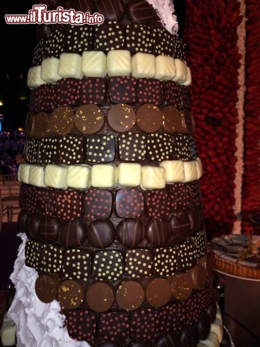 Incredibile scelta di dolci in una composizione raffigurante la palma