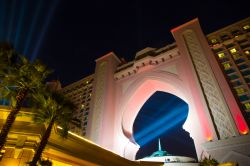 Atlantis a Capodanno le luci della festa a Dubai, ...