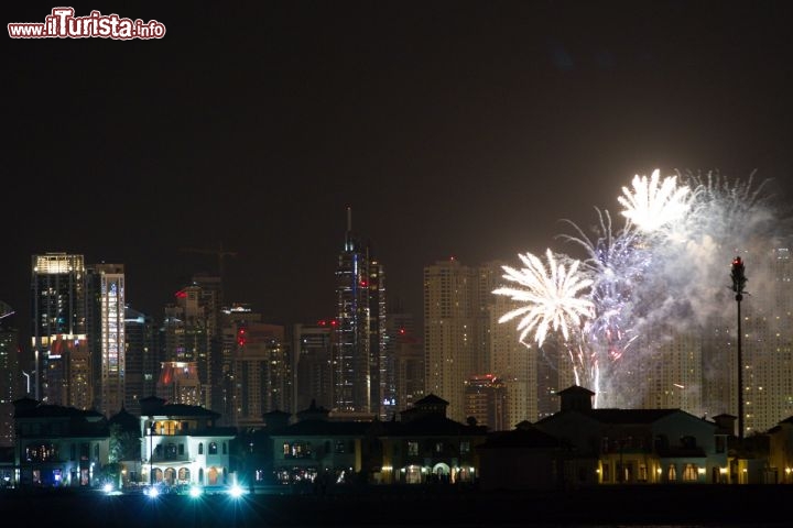 Spettacolo di fuochi artificiali per la notte di Capodanno. Sullo sfondo i moderni grattacieli di Dubai Marina