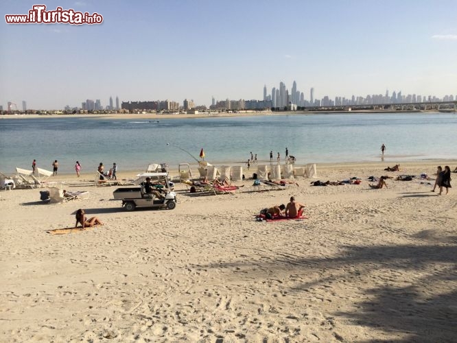 E la spiaggia dell’Atlantis offre la vista sulla città