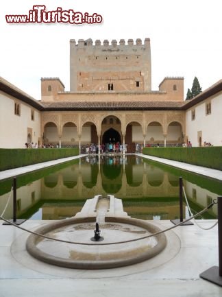 Immagine nel Patio dei Mirti la Torre de Comares - Granada