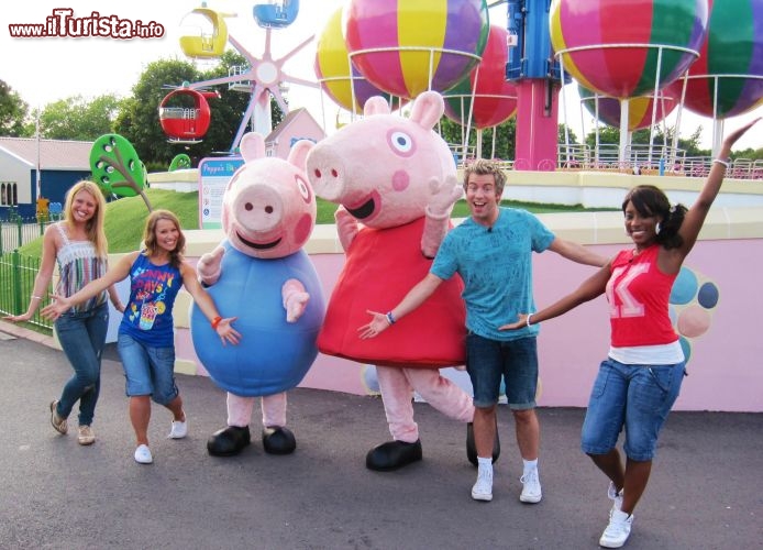 Visitatori e animatori all'opera all'interno di Peppa Pig World in Inghilterra - Cortesia foto peppapigworld.co.uk