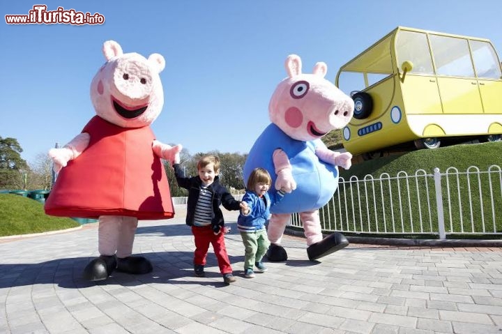 I bambini di ogni nazionalità si divertono troppo a Peppa Pig World Inghilterra! Qui possono incontrare il loro eroe dei cartoni animati, che sembrerà a loro davvero gigantesco! - Cortesia foto peppapigworld.co.uk/home