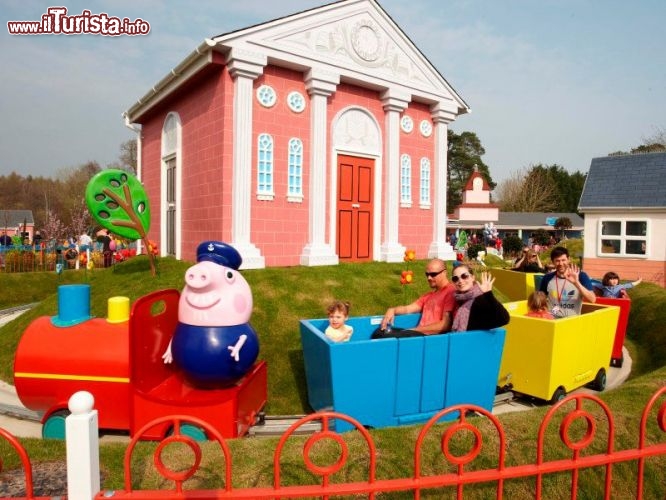 Grandpa Pig's Lttle Train, il trenino giostra nel parco di Peppa Pig in Inghilterra - Cortesia foto peppapigworld.co.uk