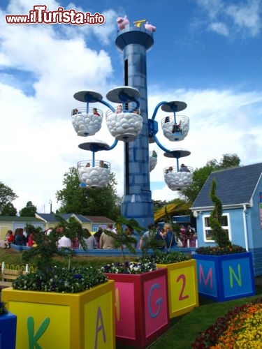 Windy Castle, una delle attrazioni più "adrenaliniche" di Peppa Pig World in Inghilterra! In realtà le giostre sono perfette per i bambini molto piccoli, docili, lente e coloratissime! - Cortesia foto peppapigworld.co.uk