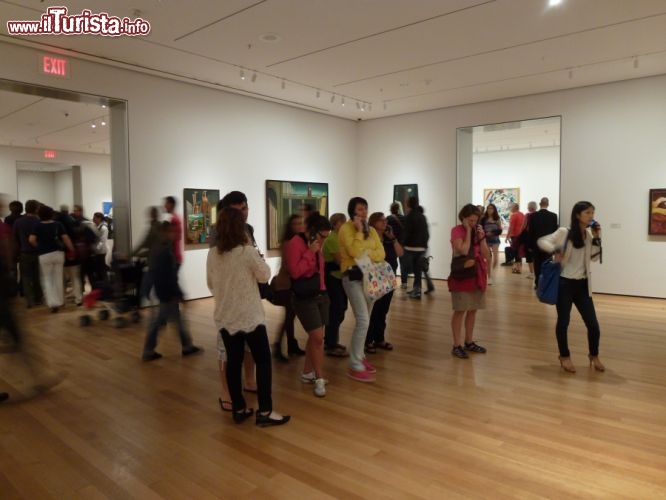 Immagine Folla in una delle sale del Museo d'Arte Moderna di New York City