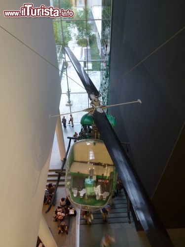 Immagine Elicottero Bell del 1945 esposto sospeso sopra alle scale d'ingresso del MoMa di New York