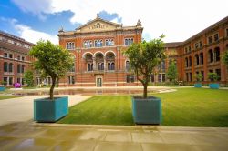 Esterno del grande museo d'arte e design, il Victoria e Albert Museum, che si trova vicino Kensington in centro a Londra - Cortesia foto: www.visitlondon.com/it