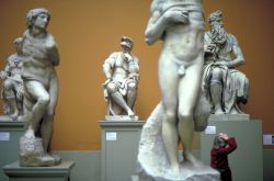 Alcune statue esposte nel Victoria Albert Museum ...