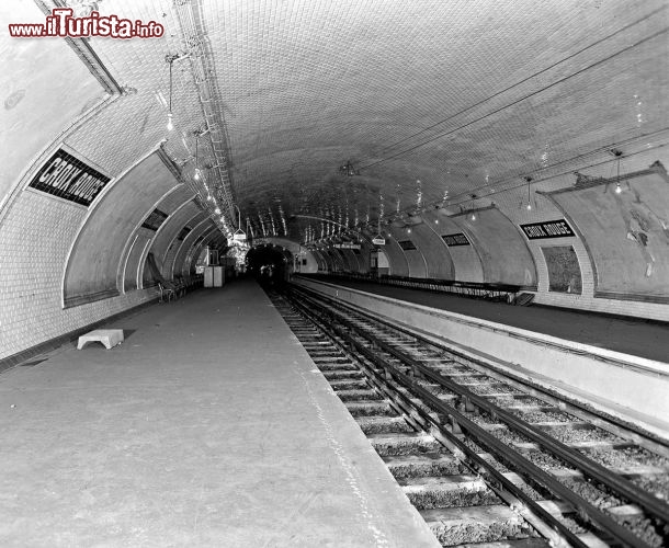 Croix Rouge la vecchia stazione della metro a Parigi - Anch'essa ha una storia analoga a quella di Arsenal, con la chiusura che avvenne il 2 settembre del 1939, per motivi bellici. E' stata utilizzata per pochi giorni a cavallo della fine del 2007 e l'inizio del 2008, per una manifestazione in centro a parigi. La stazione si trova a sud della Senna, sulla linea 10, tra le stazioni di  Sèvres - Babylone e quella di Mabillon.