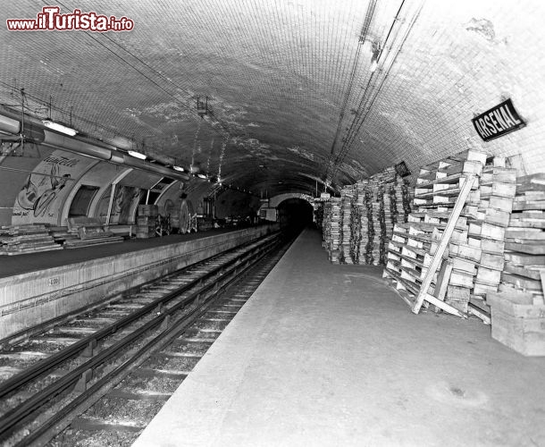 Arsenal, una stazione metro abbandonata a Parigi - Venne chiusa nel 1939, quando con l'inzio della Seconda Guerra Mondiale venne messo in mobilità il personale della "Compagnie du chemin de fer métropolitain de Paris". Da allora non è stata più attivata e ora funge da deposito di materiale dismesso. Si trova sulla linea 5 tra le stazioni della Bastiglia e Quai de la Rapée, nel quarto arrondissement di Parigi