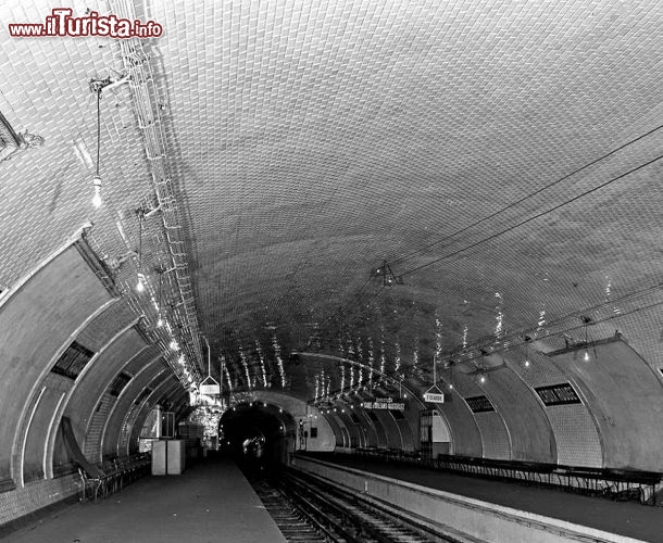 Stazione Croix Rouge  a Parigi - Si trova sulla Linea 10 della metropolitana di Parigi, ed è abbandonata al servizio da 75 anni, salvo una parentesi "artistica" di 5 anni fa.