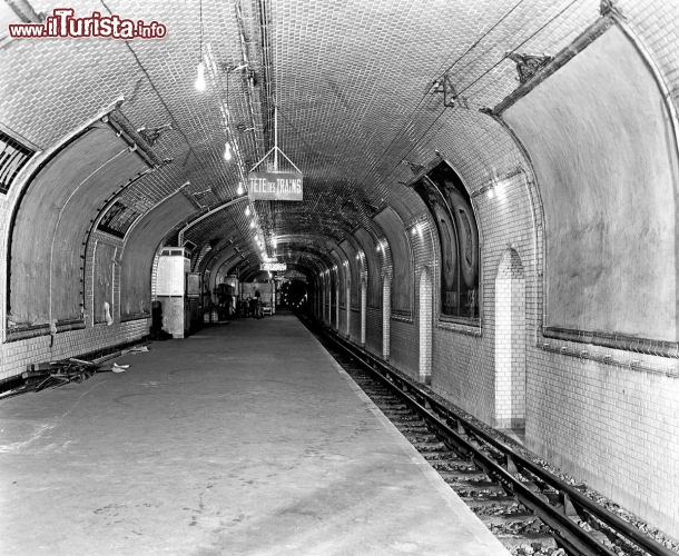 Stazione St Martin, metro di Parigi - Questa stazione venne chiusa definitamente dopo la liberazione dai nazisti, nel 1945, questo perchè si trovava talmente vicina ad un altra stazione che rendeva piuttosto scarso il flusso di pendolari. In questi luoghi il regista Ridley Scott ha girato delle scene del suo film Prometheus, il prequel della saga di Alien