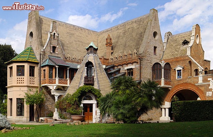 Immagine Casina civette: ci troviamo a Roma nel Quartiere Coppedè, in zona Nomentana