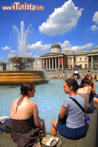 Immagine Estate a Londra. Quando il clima risulta particolarmente torrido, molti londinesi convergono suella grande fontana di Trafalgar Square, in pieno centro di Londra - © www.visitlondon.com/it