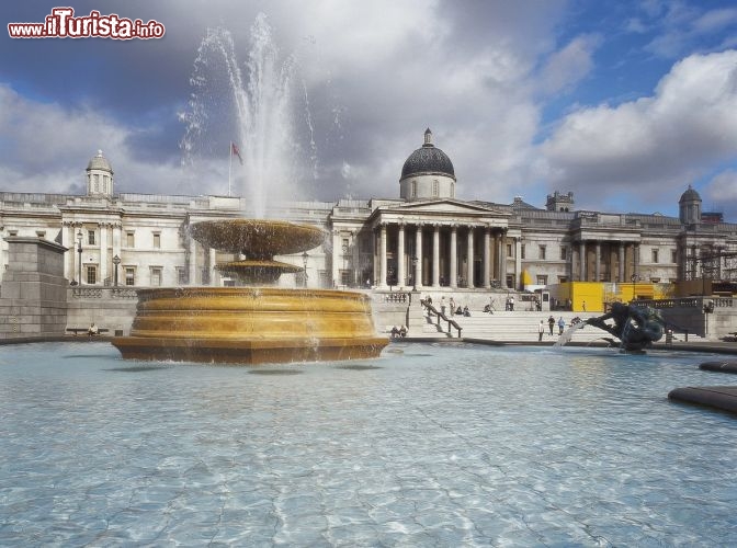 Immagine Una delle fontane di Trafalgar Square a Londra: sullo sfondo la London National Gallery - © Damir Fabijanic / www.visitlondon.com/it