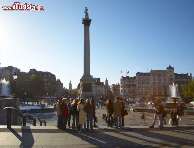 Immagine Trafalgar Square a Londra accoglie i turisti con la grande colonna dedicata all'ammiraglio Orazio Nelson, che vinse la battaglia di Cabo Trafalgar in Spagna contro la flotta di Napoleone, anche se perse la vita - © Pawel Libera / www.visitlondon.com/it
