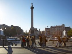 Trafalgar Square a Londra accoglie i turisti con la grande colonna dedicata all'ammiraglio Orazio Nelson, che vinse la battaglia di Cabo Trafalgar in Spagna contro la flotta di Napoleone, ...