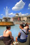 Estate a Londra. Quando il clima risulta particolarmente torrido, molti londinesi convergono suella grande fontana di Trafalgar Square, in pieno centro di Londra - © www.visitlondon.com/it ...