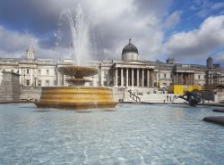 Una delle fontane di Trafalgar Square a Londra: sullo sfondo la London National Gallery - © Damir Fabijanic / www.visitlondon.com/it