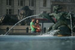Turisti a Trafalgar Square, a fianco di una delle ...