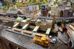 Miniatur Wunderland Hamburg: l'attrazione che presenta il palstico per trenini più grande del mondot si trova sulle rive del fiume Elba, a Amburgo, la città del nord della ...