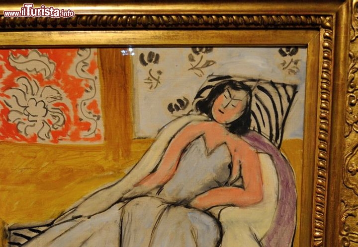 Giovane Donna con pelliccia: in questa opera una perfetta sintesi tra il tratto netto ed essenziale del Matisse maturo, e la ricerca sul colore, molto potente ed evocativo