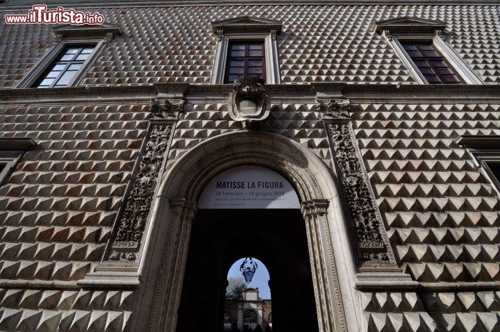 Ingresso della Mostra Matisse: riconoscibile il muro bugnato di Palazzo Diamanti a Ferrara