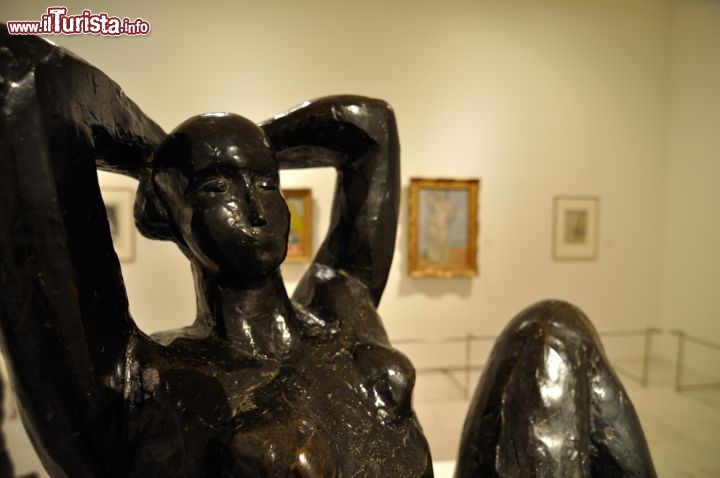 Grande nudo seduto: statua in bronzo alla mostra di Matisse a Ferrara