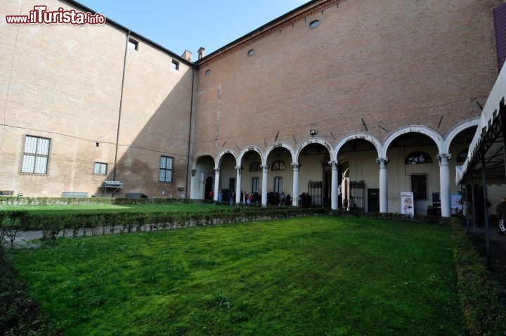 Immagine Coorte interna del Palazzo dei Diamanti a Ferrara. L'edificio è sede della Pinacoteca Nazionale e ospita varie mostre temporanee durante l'anno