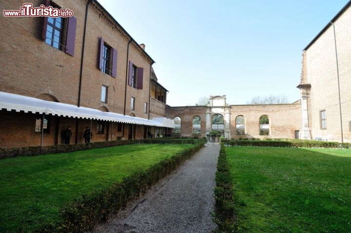 Immagine Il giardino interno al Palazzo dei Diamanti di Ferrara. L'edificio consta di tre edifici distinti ed è opera di Biagio Rosseti