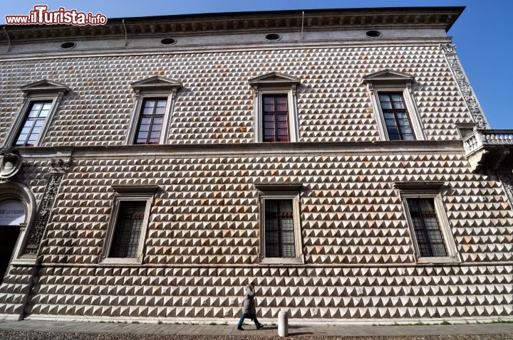 Immagine Il bugnato di Palazzo Diamanti a Ferrara: sono più di 8500 i blocchi di marmo usati per decorare la superficie della facciata
