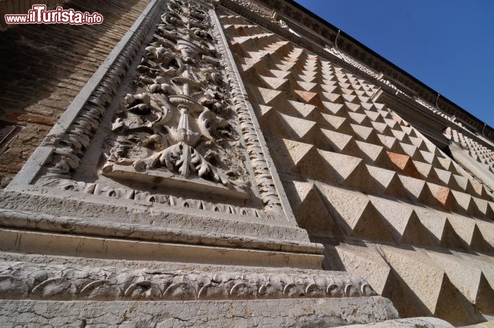 Immagine Particolare dell'esterno di Palazzo dei Diamanti a Ferrara. I fregi e le sculture si debbono al Frisoni, mentre per realizzare il celebre bugnato, l'architetto Biagio Rossetti  ha utilizzato marmo bianco e rosa, tagliato in blocchi (oltre 8500) di forma piramidale