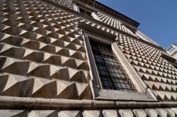 Dettaglio della facciata di Palazzo dei Diamanti di Ferrara, resa celebre dall'elegante bugnato costituito da blocchi di marmo tagliati a regola d'arte