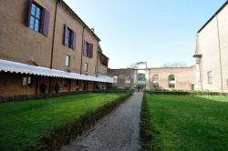 Il giardino interno al Palazzo dei Diamanti di ...