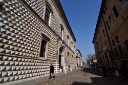 Palazzo dei Diamanti a Ferrara: la fotografia è stata scattata lungo il Corso Ercole d'Este
