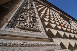 Particolare dell'esterno di Palazzo dei Diamanti a Ferrara. I fregi e le sculture si debbono al Frisoni, mentre per realizzare il celebre bugnato, l'architetto Biagio Rossetti  ha ...